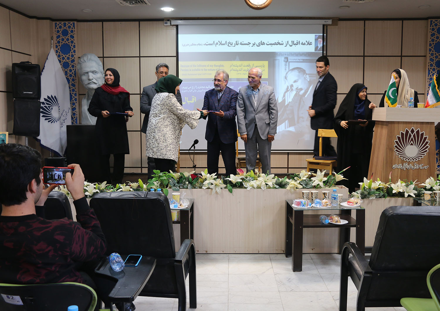 گزارش تصویری از جشنواره شعر دانشجویی اقبال