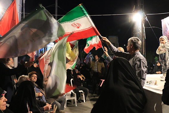 گردهمایی استادان، کارکنان و دانشجویان موسسه در کنار مردم، در تجمعات شبانه با محوریت "امید و همدلی"