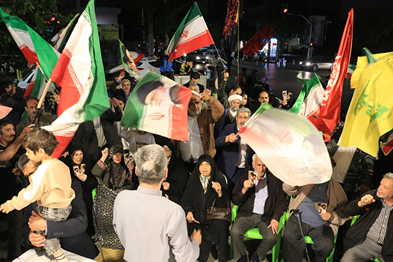 گردهمایی استادان، کارکنان و دانشجویان موسسه در کنار مردم، در تجمعات شبانه با محوریت "امید و همدلی"