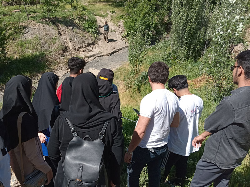بازدید دانشجویان رشته گیاهان دارویی موسسه آموزش عالی اقبال لاهوری از روستای عارفی جهت آشنایی با گیاهان دارویی بومی