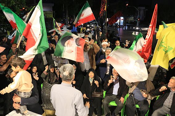 گردهمایی استادان، کارکنان و دانشجویان موسسه در کنار مردم، در تجمعات شبانه با محوریت "امید و همدلی"